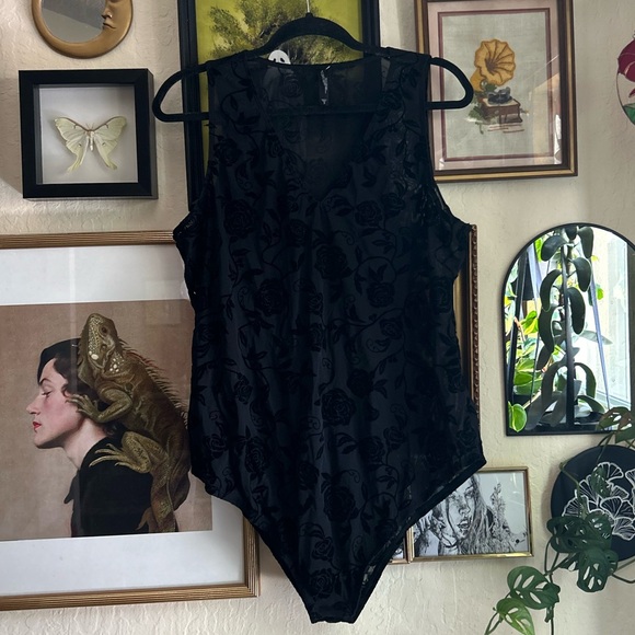 Torrid Flocked Mesh V-Neck Bodysuit - Picture 9 of 10